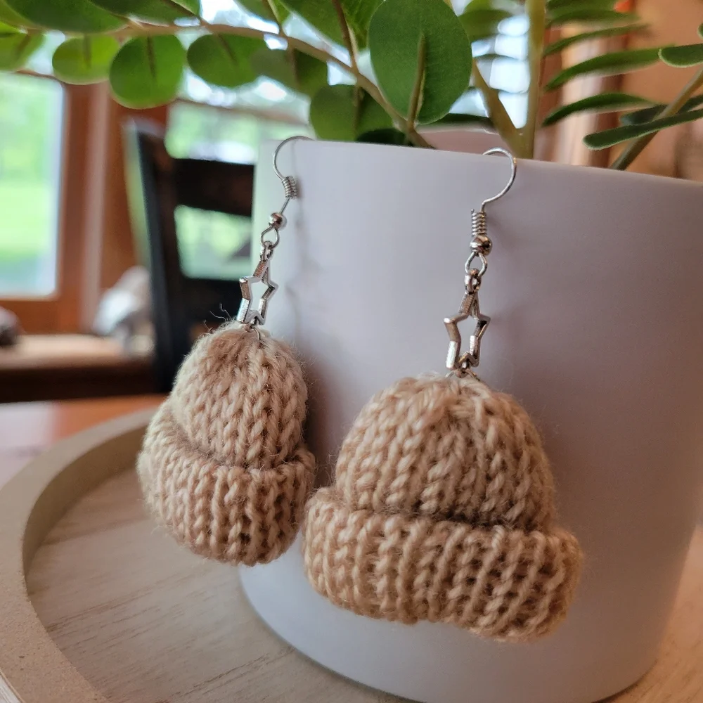 💥LAST PAIR💥 Knit Hat Drop Earrings - Picture 1 of 6
